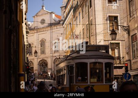 L'allure intemporelle du Bairro Alto avec ses tramways emblématiques : un mélange coloré d'histoire et de vitalité moderne dans les charmantes rues de Lisbonne Banque D'Images
