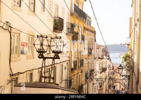 L'allure intemporelle du Bairro Alto avec ses tramways emblématiques : un mélange coloré d'histoire et de vitalité moderne dans les charmantes rues de Lisbonne Banque D'Images