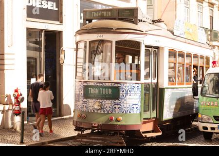 L'allure intemporelle du Bairro Alto avec ses tramways emblématiques : un mélange coloré d'histoire et de vitalité moderne dans les charmantes rues de Lisbonne Banque D'Images