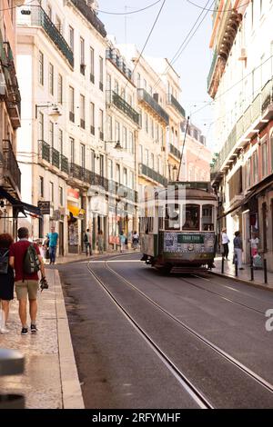 L'allure intemporelle du Bairro Alto avec ses tramways emblématiques : un mélange coloré d'histoire et de vitalité moderne dans les charmantes rues de Lisbonne Banque D'Images