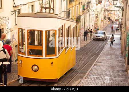 L'allure intemporelle du Bairro Alto avec ses tramways emblématiques : un mélange coloré d'histoire et de vitalité moderne dans les charmantes rues de Lisbonne Banque D'Images