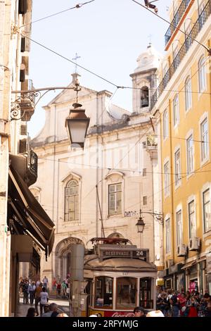 L'allure intemporelle du Bairro Alto avec ses tramways emblématiques : un mélange coloré d'histoire et de vitalité moderne dans les charmantes rues de Lisbonne Banque D'Images