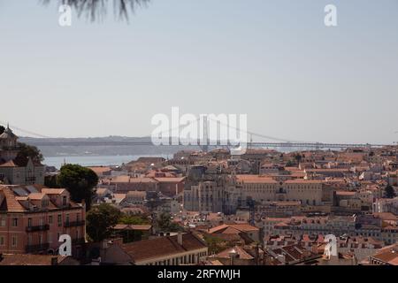 Captivante Lisbonne vue d'en haut : les escapades sur le toit dévoilent le cœur de la ville, mêlant charme historique, vibrations urbaines et scènes de rue vibrantes Banque D'Images