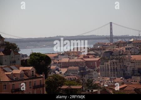 Captivante Lisbonne vue d'en haut : les escapades sur le toit dévoilent le cœur de la ville, mêlant charme historique, vibrations urbaines et scènes de rue vibrantes Banque D'Images