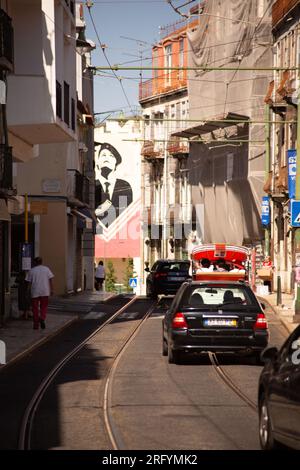 L'allure intemporelle du Bairro Alto avec ses tramways emblématiques : un mélange coloré d'histoire et de vitalité moderne dans les charmantes rues de Lisbonne Banque D'Images