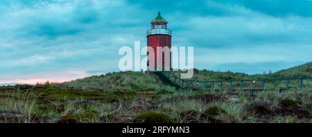 Paysage panoramique de coucher de soleil sur Sylt Island avec un phare rouge au sommet des collines d'herbe marrame. Paysage de soirée sur Sylt Islan, dans la mer du Nord, sur un CLO Banque D'Images