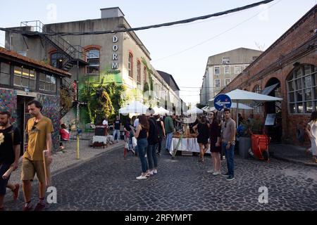 LX Factory : là où la créativité urbaine prospère. Explorez le havre innovant de Lisbonne mêlant art, culture et scènes de rue animées Banque D'Images