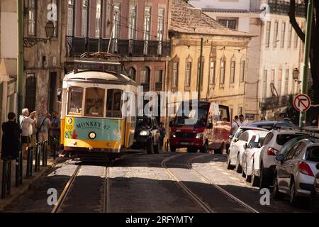 L'allure intemporelle du Bairro Alto avec ses tramways emblématiques : un mélange coloré d'histoire et de vitalité moderne dans les charmantes rues de Lisbonne Banque D'Images