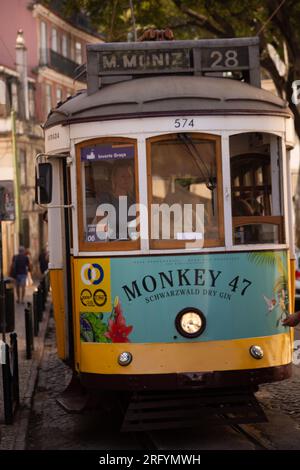 L'allure intemporelle du Bairro Alto avec ses tramways emblématiques : un mélange coloré d'histoire et de vitalité moderne dans les charmantes rues de Lisbonne Banque D'Images