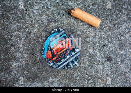 Londres, Royaume-Uni. Petite œuvre d'art peinte sur un chewing-gum jeté par Ben Wilson 'Chewing-gum' homme sur la chaussée Banque D'Images