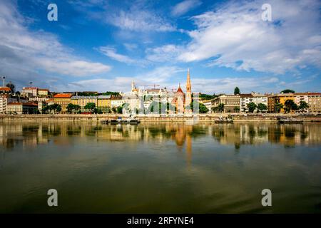 Budapest, HU - 11 juin 2023 vue panoramique grand angle du remblai de Buda le long du Danube. Mise en évidence de la place Szilágyi Dezső Re de Budapest Banque D'Images