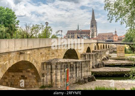 Regensburg, Bavière – DE – 5 juin 2023 vue horizontale du pont de pierre du 12e siècle, traversant le Danube reliant la vieille ville à Stadtamhof. IT Banque D'Images