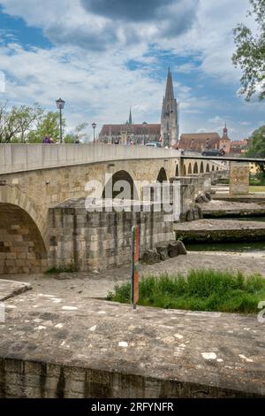 Regensburg, Bavière – DE – 5 juin 2023 vue verticale du pont de pierre du 12e siècle, traversant le Danube reliant la vieille ville à Stadtamhof. C'est moi Banque D'Images