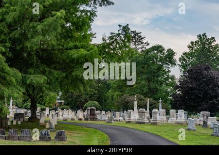 Promenade à travers le cimetière Evergreen à Dusk, Gettysburg Pennsylvanie USA Banque D'Images