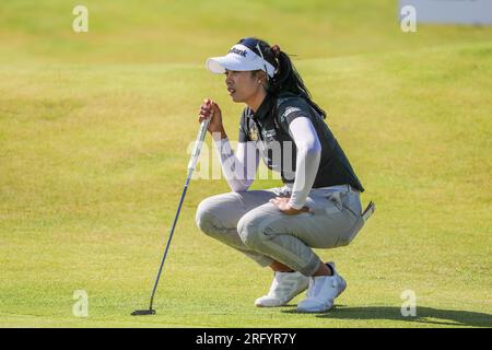 Irvine, Royaume-Uni. 06 août 2023. La quatrième et dernière manche de l'Open de golf féminin, disputée contre Dundonald Links, près d'Irvine, Ayrshire, Écosse, Royaume-Uni, a été remportée par Céline Boutier de France avec un score de 15 Under. Elle a joué le dernier tour avec Maja Stark de Suède et Patty Tavatanakit de Thaïlande. Tavatanakit alignant son putt sur le 17e putting green. Crédit : Findlay/Alamy Live News Banque D'Images
