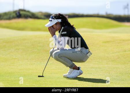 Irvine, Royaume-Uni. 06 août 2023. La quatrième et dernière manche de l'Open de golf féminin, disputée contre Dundonald Links, près d'Irvine, Ayrshire, Écosse, Royaume-Uni, a été remportée par Céline Boutier de France avec un score de 15 Under. Elle a joué le dernier tour avec Maja Stark de Suède et Patty Tavatanakit de Thaïlande. Tavatanakit couvre ses yeux sur le 17e putting green. Crédit : Findlay/Alamy Live News Banque D'Images