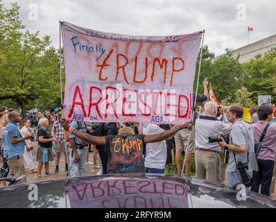 WASHINGTON, DC — 3 août 2023 : des manifestants et d'autres personnes sont vus près d'un tribunal fédéral le jour d'une audience de mise en accusation de Donald Trump. Banque D'Images