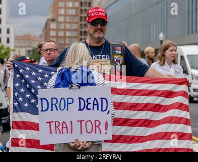 WASHINGTON, DC — 3 août 2023 : des manifestants et d'autres personnes sont vus près d'un tribunal fédéral le jour d'une audience de mise en accusation de Donald Trump. Banque D'Images