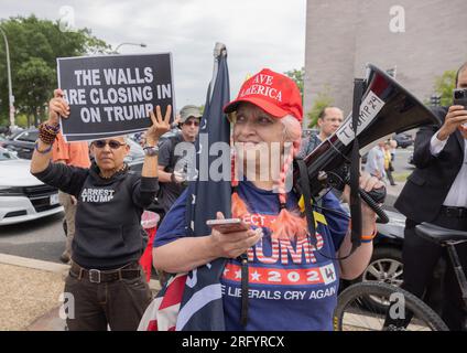 WASHINGTON, DC — 3 août 2023 : des manifestants et d'autres personnes sont vus près d'un tribunal fédéral le jour d'une audience de mise en accusation de Donald Trump. Banque D'Images