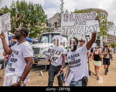 WASHINGTON, DC — 3 août 2023 : des manifestants et d'autres personnes sont vus près d'un tribunal fédéral le jour d'une audience de mise en accusation de Donald Trump. Banque D'Images