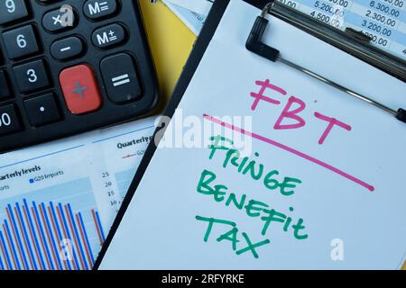 Concept de FBT - Fringe Benefit Tax écrire sur la paperasse isolée sur la table en bois. Banque D'Images