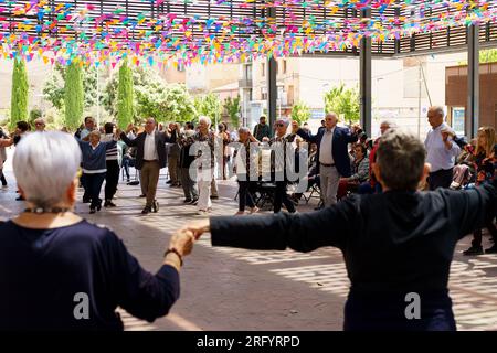 Figueres, Espagne, le 14 mai 2023 : des personnes non identifiées exécutent une danse de la sardane dans la rue de Figares, en Catalogne. Banque D'Images