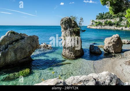 La côte près du château de Miramar Banque D'Images