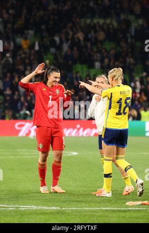 Melbourne, Australie. 06 août 2023. La suédoise Zecira Musovic (G) célèbre avec la suédoise Fridolina Rolfö (D) après avoir remporté le match sur les pénalités lors du match de la coupe du monde féminine de la FIFA, Australie et Nouvelle-Zélande 2023 Round of 16 entre la Suède et les États-Unis au Melbourne Rectangular Stadium le 06 août 2023 à Melbourne, Victoria. La Suède a gagné le match sur penalty 5-4. Crédit : SOPA Images Limited/Alamy Live News Banque D'Images