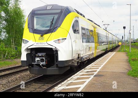 Schuttern, Allemagne, le 29 avril 2023 : un train électrique quitte la gare après l'embarquement des passagers. Banque D'Images