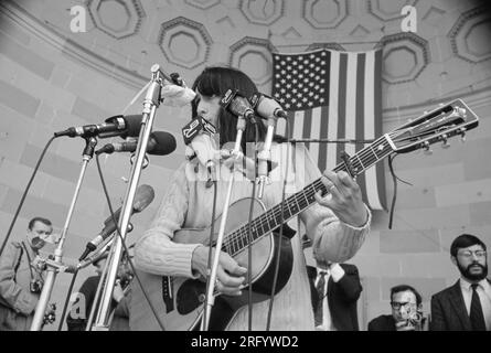 Joan Baez et son mari David Harris, manifestation anti-guerre, Central Park Bandshell, New York, NY, 1968 Banque D'Images