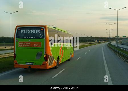 Varsovie, Pologne - 5 mai 2023 : Flixbus se déplace sur l'autoroute le long de la route. Banque D'Images