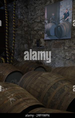 Fûts de whisky dans la salle de remplissage de la distillerie Royal Lochnagar sur Royal Deeside dans l'Aberdeenshire Banque D'Images