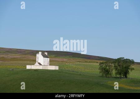 Château de Corgarff, une attraction touristique sur une colline dans les Highlands écossais dans l'Aberdeenshire, sous un ciel clair sur un matin ensoleillé en juin Banque D'Images