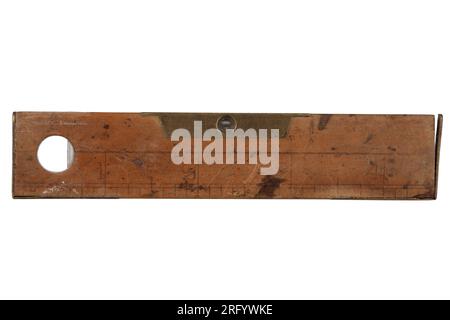 Ancien menuisier de 8 pouces de règle avec niveau à l'esprit de 19th siècle isolé sur fond blanc. Banque D'Images