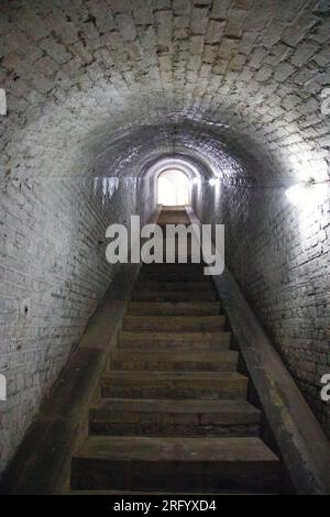 Escalier en pierre à l'intérieur d'un tunnel à Drop Redoute fort, Douvres, Angleterre. Banque D'Images