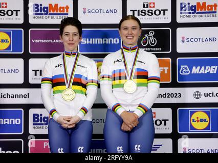 Sophie Unwin (à gauche) et Jenny Holl de Grande-Bretagne après avoir remporté l'or au Sprint B féminin lors de la quatrième journée des Championnats du monde de cyclisme UCI 2023 au Sir Chris Hoy Velodrome, Glasgow. Date de la photo : dimanche 6 août 2023. Banque D'Images