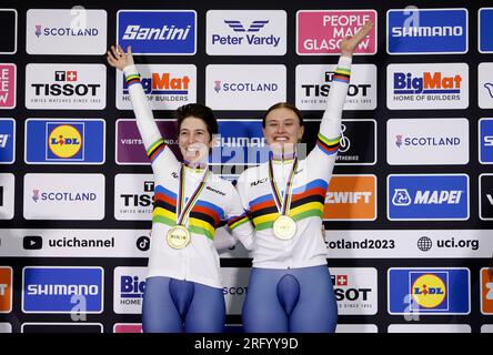 Sophie Unwin (à gauche) et Jenny Holl de Grande-Bretagne après avoir remporté l'or au Sprint B féminin lors de la quatrième journée des Championnats du monde de cyclisme UCI 2023 au Sir Chris Hoy Velodrome, Glasgow. Date de la photo : dimanche 6 août 2023. Banque D'Images