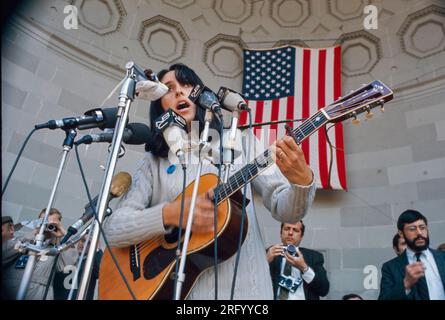 Joan Baez et son mari David Harris, manifestation anti-guerre, Central Park Bandshell, New York, NY, 1968 Banque D'Images