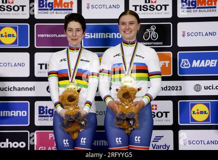 Sophie Unwin (à gauche) et Jenny Holl de Grande-Bretagne après avoir remporté l'or au Sprint B féminin lors de la quatrième journée des Championnats du monde de cyclisme UCI 2023 au Sir Chris Hoy Velodrome, Glasgow. Date de la photo : dimanche 6 août 2023. Banque D'Images