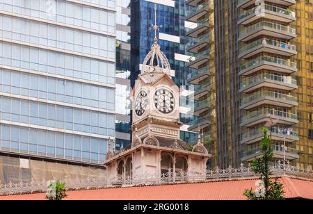 Tour de l'horloge de l'aire de restauration Lau Pa Sat dans le centre-ville de Singapour Banque D'Images