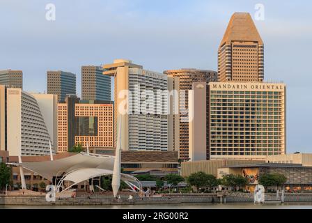 Vue sur l'Esplanade, Marina Square et Mandarin Oriental depuis Merlion Park, Marina Bay, Singapour Banque D'Images