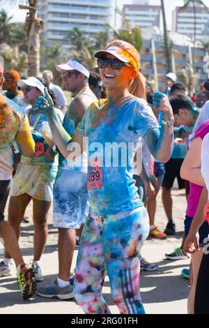 Salvador, Bahia, Brésil - 23 août 2015 : les gens et les athlètes s'amusent pendant la course des couleurs à Salvador, Bahia, Brésil. Banque D'Images