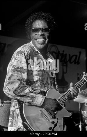 Le guitariste et chanteur de blues Buddy Guy en concert au Monterey Blues Festival. Monterey, Californie, États-Unis Banque D'Images