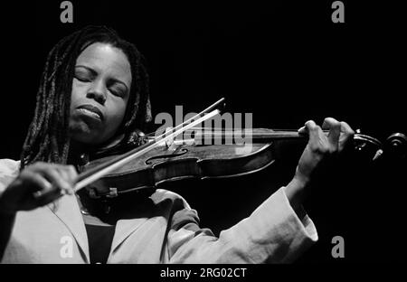 RAGINA CARTER joue du VIOLON avec KENNY BARRON au PIANO au FESTIVAL DE JAZZ DE MONTEREY en 2001 Banque D'Images