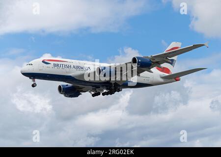 Airbus A380 de British Airways atterrissant à l'aéroport de Londres Heathrow. Londres - 6 août 2023 Banque D'Images