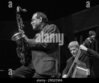 ERNIE WATTS au saxophone ténor et ROBERT AMSTER à la base pour KURT ELLING au 51st MONTEREY JAZZ FESTIVAL - MONTEREY, CALIFORNIE Banque D'Images