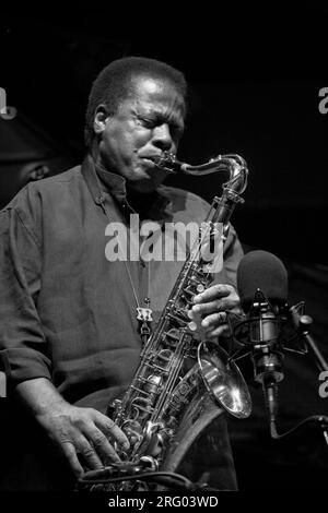 WAYNE SHORTER joue du saxophone avec son quatuor au 51st MONTEREY JAZZ FESTIVAL - MONTEREY, CALIFORNIE Banque D'Images