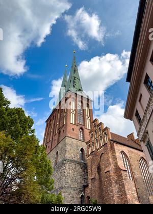 BERLIN, ALLEMAGNE - 22 JUILLET 2023 : Nikolaikirche, également connu sous le nom de St. Église Nicolas dans la ville de Berlin, Allemagne. C'est la plus ancienne église de Berlin. Banque D'Images