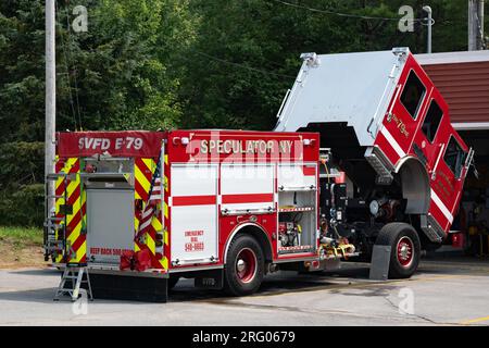 Un camion de pompiers KME a ouvert pour l'entretien et l'inspection annuels à Speculator, NY USA Banque D'Images