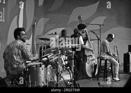 TONY AUSTIN à la batterie pour KAMASI WASHINGTON effectuant à la 59e Festival de Jazz de Monterey, Californie Banque D'Images